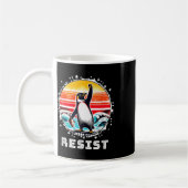 タリおもしろいに抗議するペンギン コーヒーマグカップ (左)