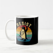 タリおもしろいに抗議するペンギン コーヒーマグカップ (左)
