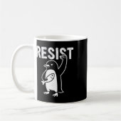 タリおもしろいに抗議するペンギン コーヒーマグカップ (左)