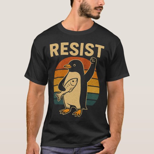 タリおもしろいに抗議するペンギン Tシャツ (正面)