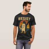 タリおもしろいに抗議するペンギン Tシャツ (正面フル)