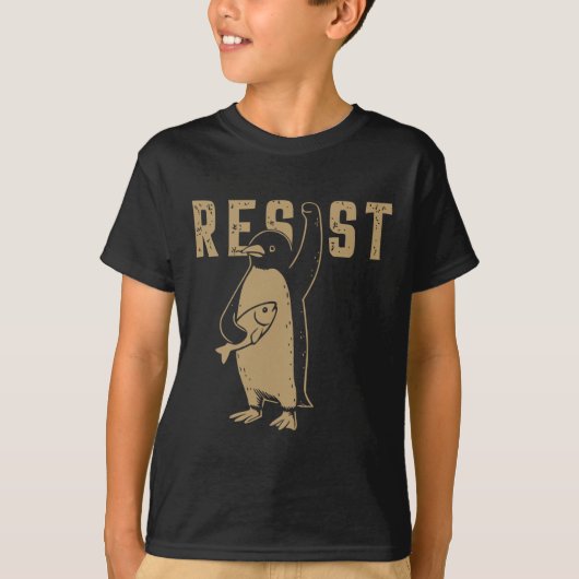タリおもしろいに抗議するペンギン Tシャツ (正面)