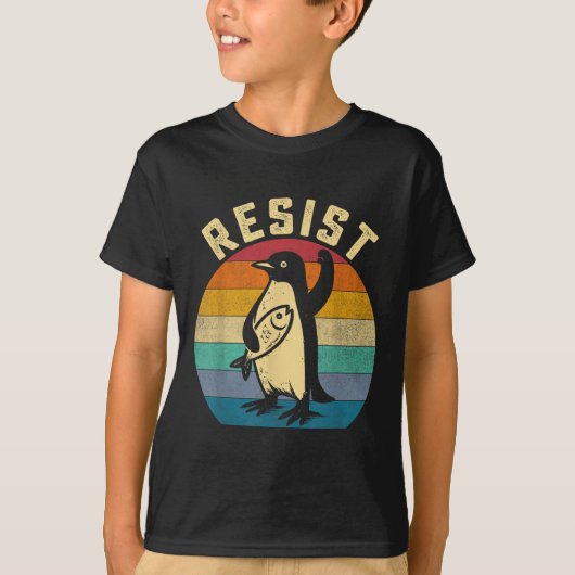 タリおもしろいに抗議するペンギン Tシャツ (正面)