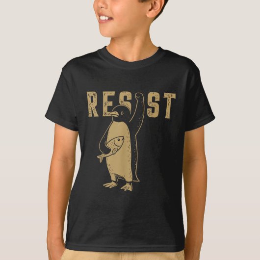 タリおもしろいに抗議するペンギン Tシャツ (正面)
