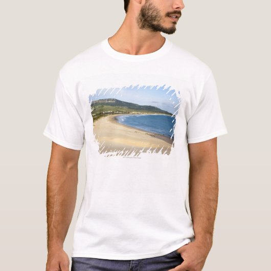 タリファの近くの海岸に沿う海岸線のビーチ Tシャツ (正面)
