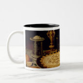 タルト、鶏、パンおよびオリーブが付いている静物画 ツートーンマグカップ (左)