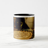 タルト、鶏、パンおよびオリーブが付いている静物画 ツートーンマグカップ (中央)