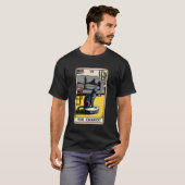タロットカードの戦車のロボット掃除機 ねこ ユーモア Tシャツ (正面フル)