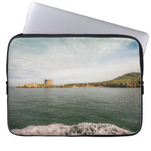 タワーと緑のアイルランドの崖