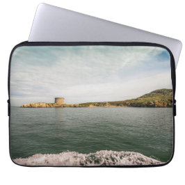 タワーと緑のアイルランドの崖 ラップトップスリーブ