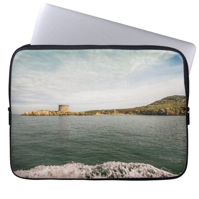タワーと緑のアイルランドの崖 ラップトップスリーブ (正面)