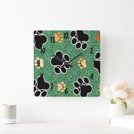 タンおよび黒い足は芝生で印刷します スクエア壁時計 (ホーム)