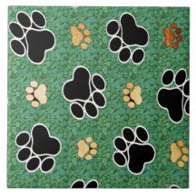 タンおよび黒い足は芝生で印刷します