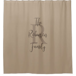 タンとブラウンのファミリー名のモノグラム入り シャワーカーテン