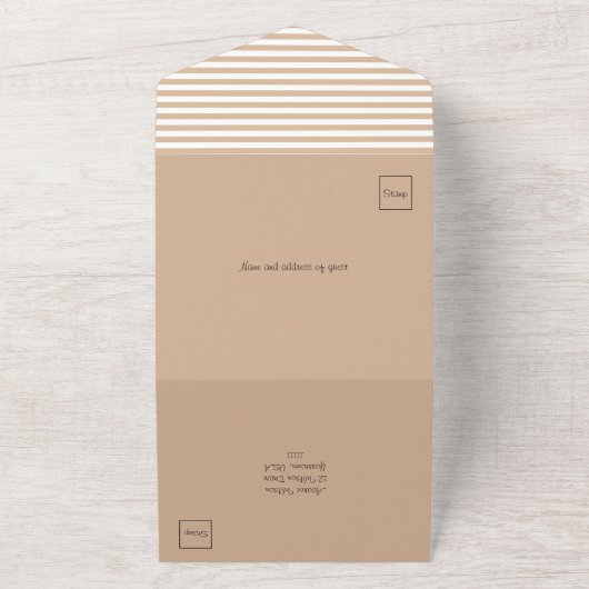 タンと白ストライプのが1つの結婚式の招待 オールインワン招待状 (外側)