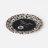 タンのパーソナライズな卒業の黒い渦巻のダマスク織 ペーパープレート (アングル)