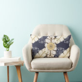 タンの華美なギリシャのスクロールされた葉 ランバークッション (椅子)