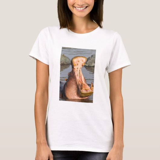 タンザニアのカバのあくび Tシャツ (正面)