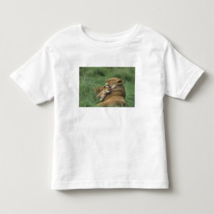 タンザニア、ンゴロンゴロクレーター。アフリカライオンの母 トドラーTシャツ