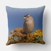 タンジーに座る白い冠をかぶったスズメの鳴鳥 クッション (裏面)