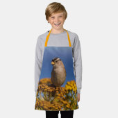 タンジーに座る、かわいい白い冠をかぶったスズメ エプロン (着用した状態)