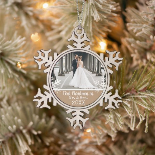 タンスタイルの結婚記念日フォトクリスマス Mr & Mrs スノーフレークピューターオーナメント (ツリー)