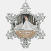 タンスタイルの結婚記念日フォトクリスマス Mr & Mrs スノーフレークピューターオーナメント (正面)