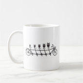 タンデム自転車のかわいいフクロウ コーヒーマグカップ (左)