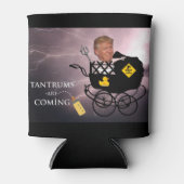 タントラム来ズはアンチトランプ 缶クーラー (正面)