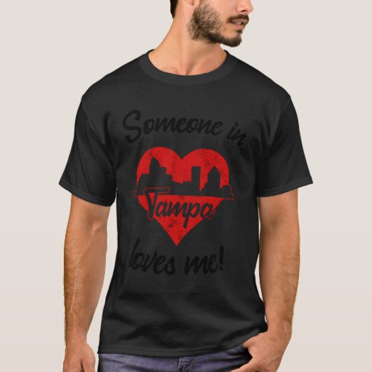 タンパにいる誰かが私を愛している赤いハートスカイライン Tシャツ (正面)