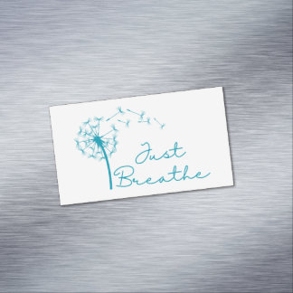 タンポポで磁石を吸う マグネット名刺