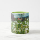 タンポポのある夏草地 ツートーンマグカップ (中央)