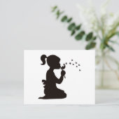 タンポポのシルエットで吹いている女の子 ポストカード (スタンド正面)