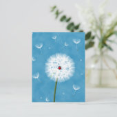 タンポポの上に座っている可愛いラディバグ ポストカード (スタンド正面)