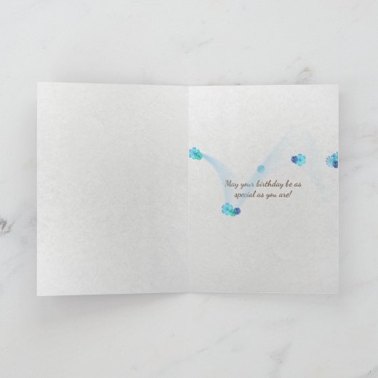 タンポポの種の誕生日を吹いている小さな女の子 カード (内部)