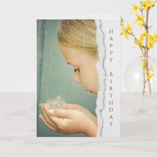 タンポポの種の誕生日を吹いている小さな女の子 カード (黄色い花)