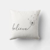 タンポポの芽とBelieve（信じる）テキスト クッション (裏面)