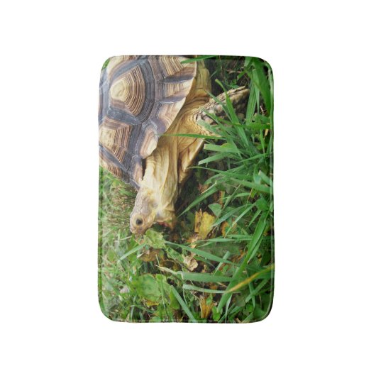 タンポポの葉を大きく噛み込むウミガメ バスマット (正面縦)