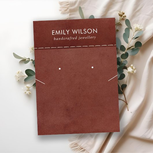 タンレッドレザーのテクスチャーネックレスイヤリングディスプレイ 名刺