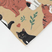 タン背景の遊び心のある猫 フリースブランケット (角)