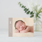 タン・シンプルミニマリスト1枚撮影の誕生のお知らせ ポストカード (スタンド正面)