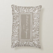 タン ボーダー付き ガーデン フローラル パーソナライズ ウェディング アクセントクッション (裏面(縦))