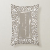 タン ボーダー付き ガーデン フローラル パーソナライズ ウェディング アクセントクッション (正面(垂直))