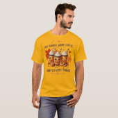 "ターキーと語り、コーヒーを飲む" 感謝祭Tシャツ Tシャツ (正面フル)