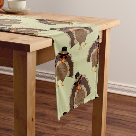 ターキーカッコいい感謝祭おもしろい茶色の緑のパターン ショートテーブルランナー (インサイチュ)