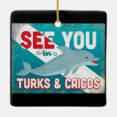タークス&カイコスドルフィン – レトロヴィンテージトラベル セラミックオーナメント (裏面)