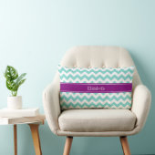 ターク/アクアウィットシェブロンパープルネームモノグラム ランバークッション (椅子)