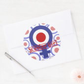 ターゲットの背景にスクーターの女の子のデザイン ラウンドシール (封筒)