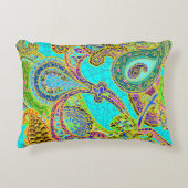 ターコイズおよび緑の混合物のペイズリー アクセントクッション (正面)