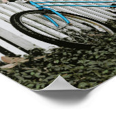 ターコイズが白い柵にもたれかかっている自転車 ポスター (角)